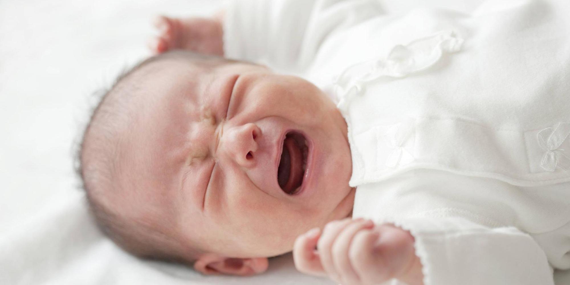 Neugeborenes Baby schreit imago
