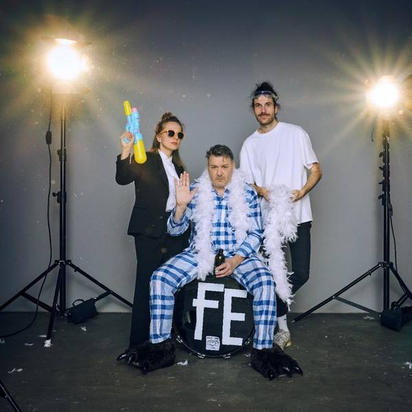 Martin Bechler (M.) mit Keyboarderin Jenny Thiele und Schlagzeuger Jannis Knüpfer
