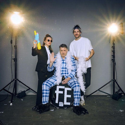 Martin Bechler (M.) mit Keyboarderin Jenny Thiele und Schlagzeuger Jannis Knüpfer