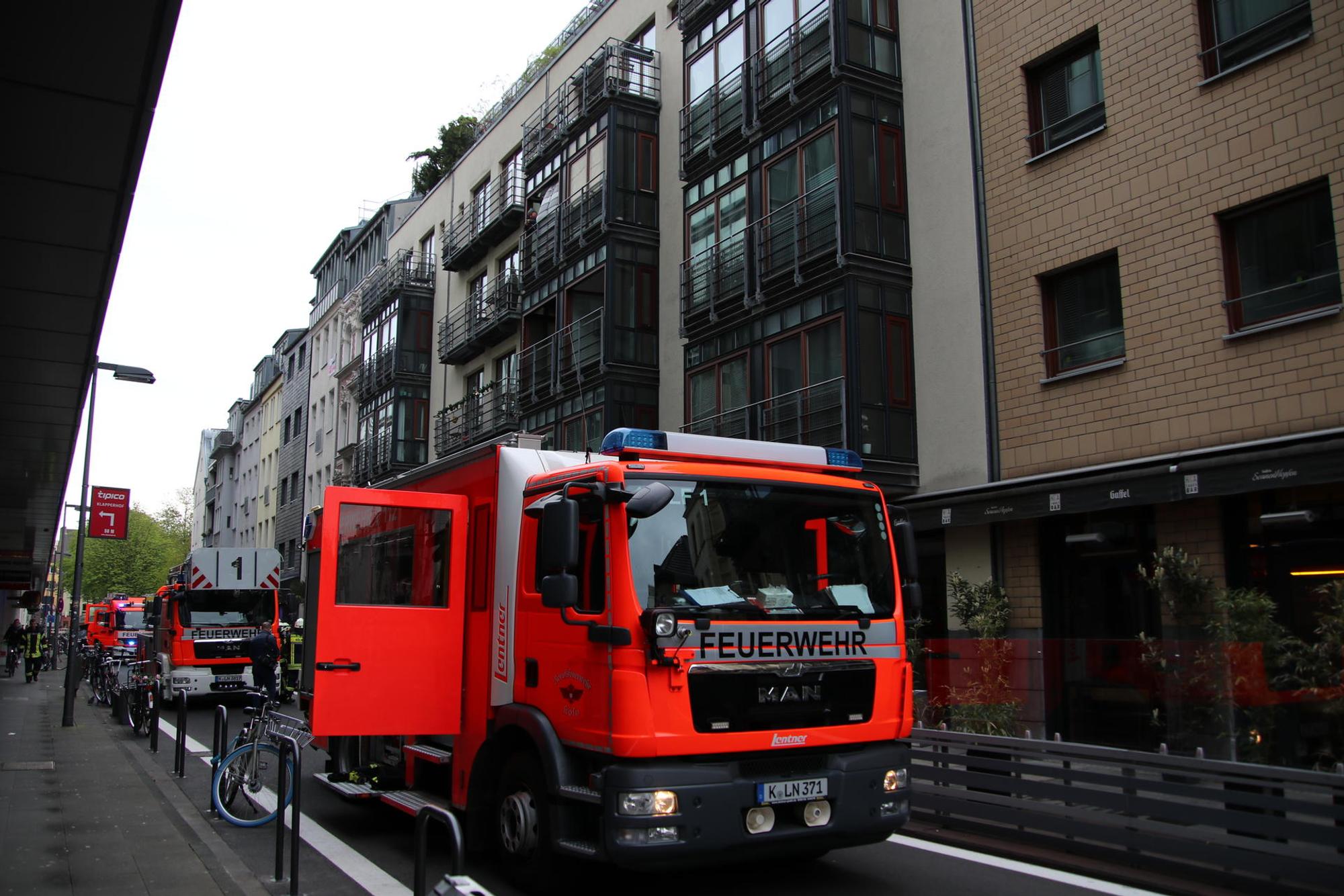 Feuer mit Menschenrettung Friesenplatz koeln_02