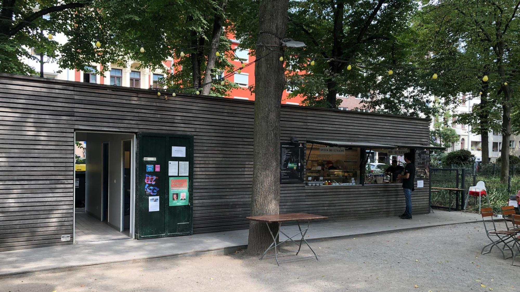 Außenansicht des Biergartens auf dem Rathenauplatz.