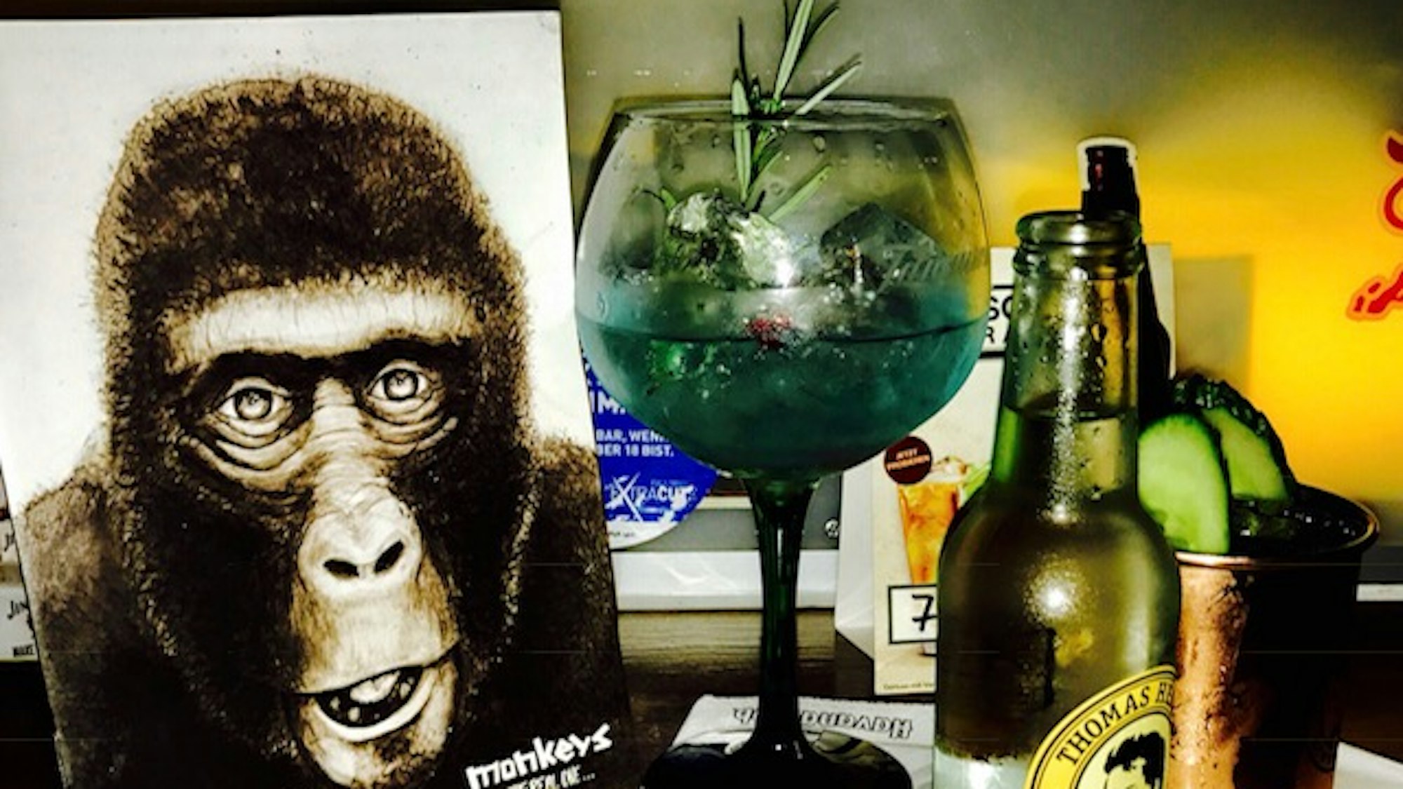 Getränke und das Bild eines Affen stehen auf einem Tisch