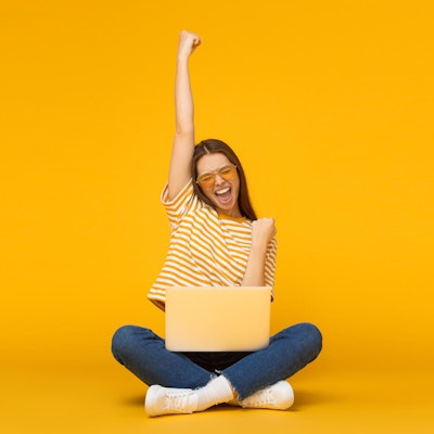 LaptopGelbGettyImages-1150254184