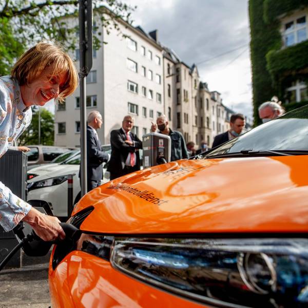 Reker tankt Strom Eierplätzchen SCHMÜLGEN
