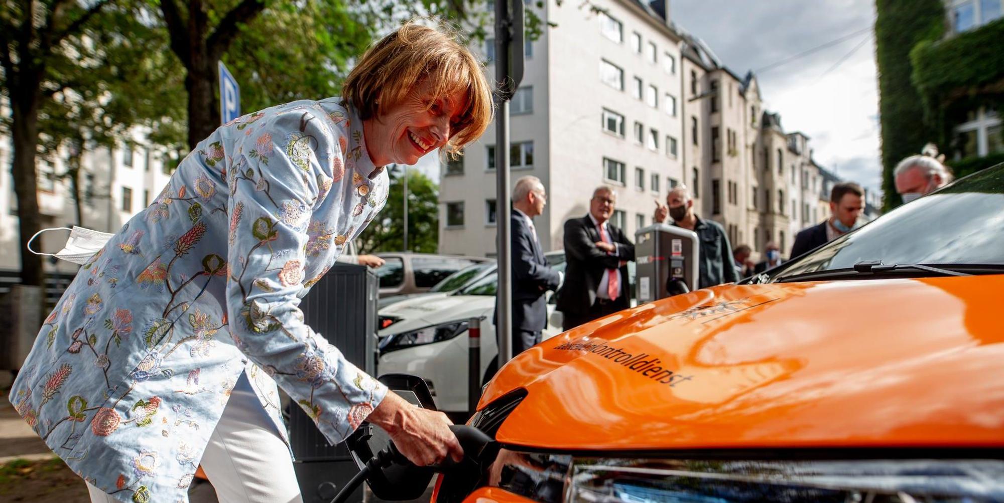 Reker tankt Strom Eierplätzchen SCHMÜLGEN