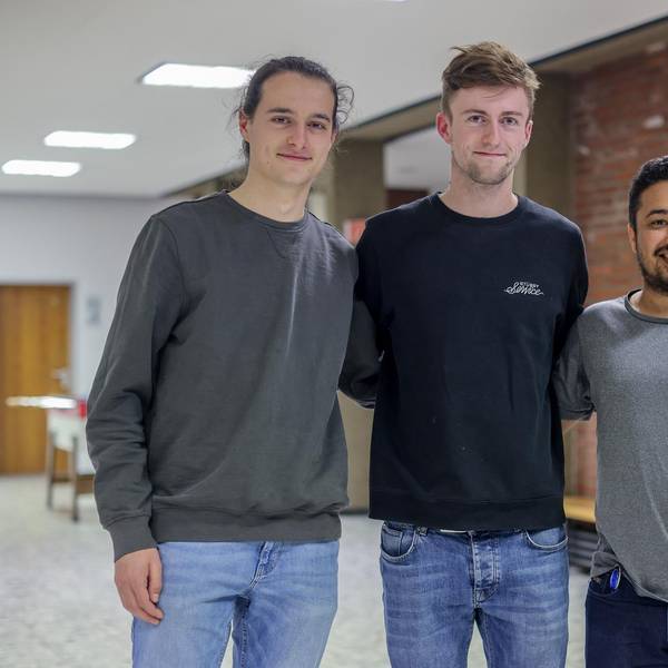 Porträt mit drei Studenten: Der 24-jährige Student Jakob Novakowski (Mitte) hat als Organisator der Notschlafstelle den beiden Studenten Luca W. (l.) und Hedden Silva einen Schlafplatz besorgt.