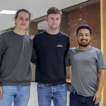 Porträt mit drei Studenten: Der 24-jährige Student Jakob Novakowski (Mitte) hat als Organisator der Notschlafstelle den beiden Studenten Luca W. (l.) und Hedden Silva einen Schlafplatz besorgt.