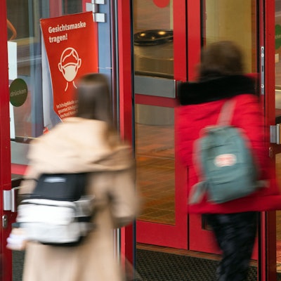 Schüler Eingang Corona