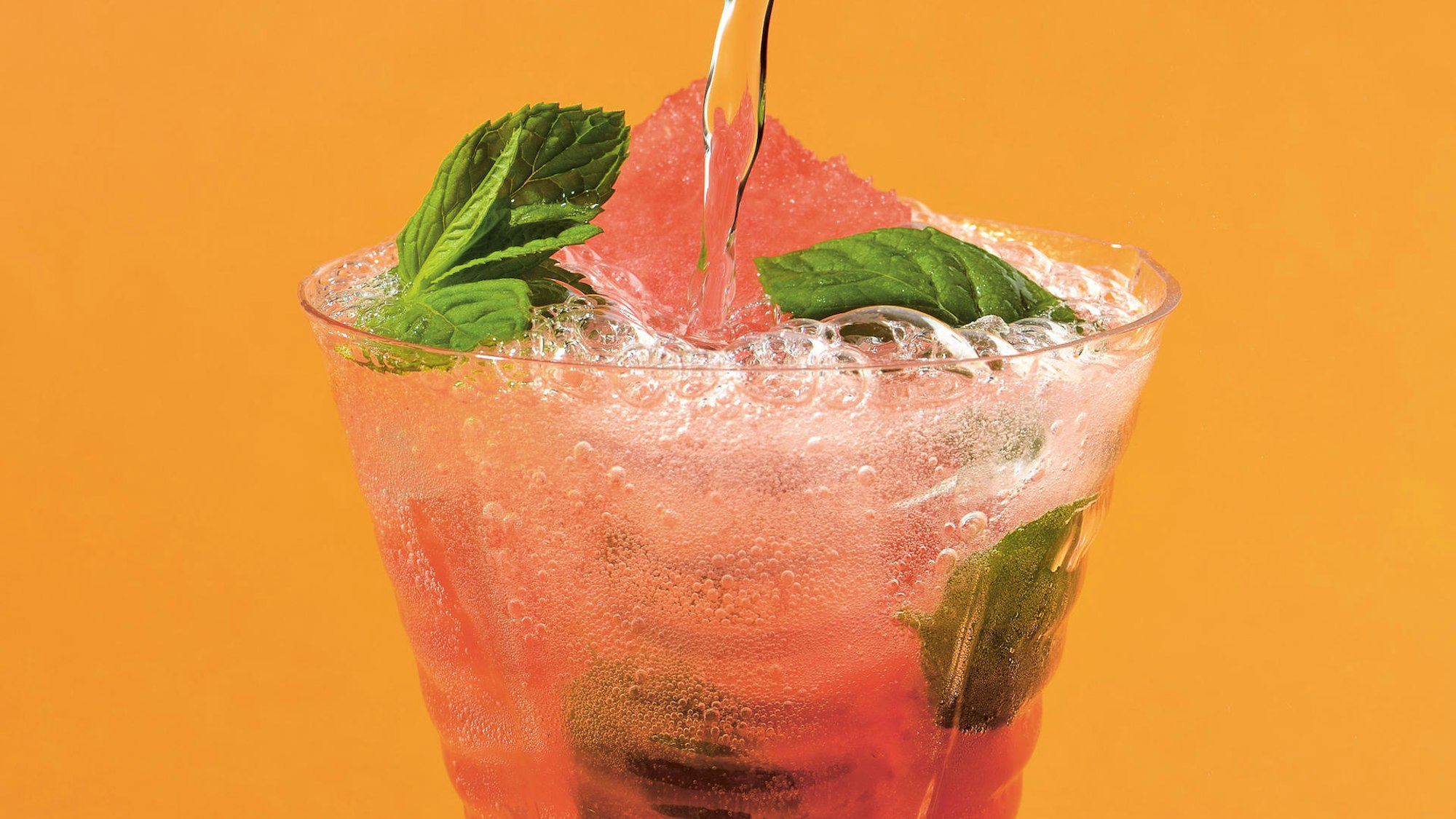 Ein Wassermelonen-Minze-Cooler im Glas