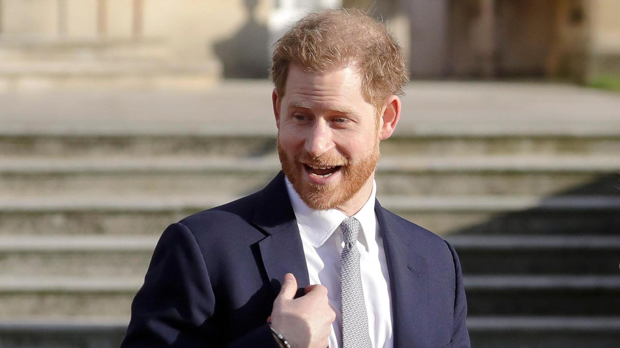 Prinz Harry lacht.