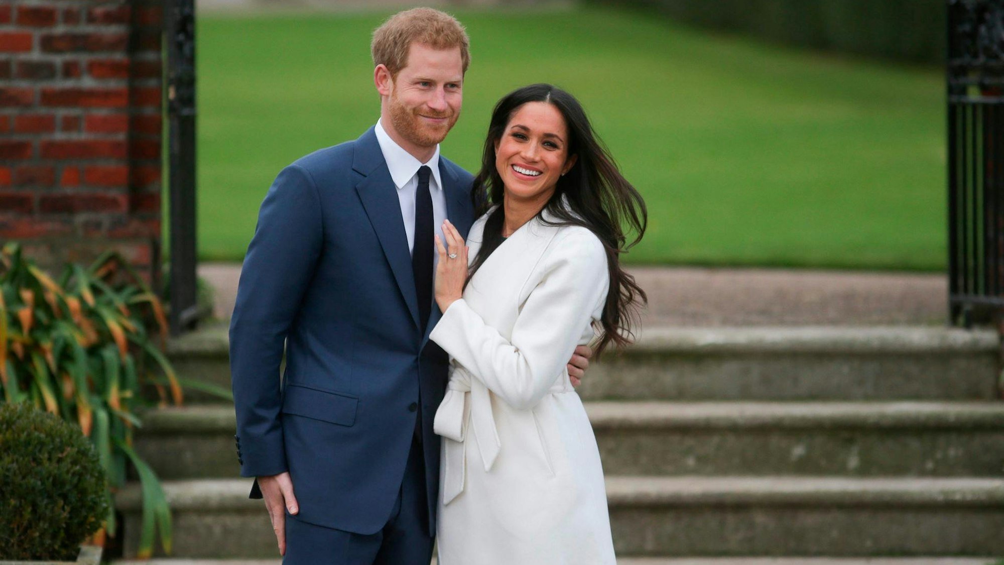Prinz Harry und seine Ehefrau Meghan posieren für Fotografen.