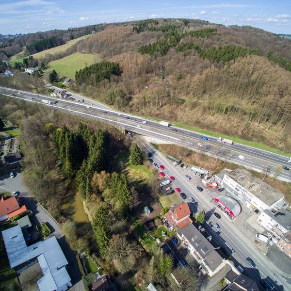 Am Ortseingang von Untereschbach führt die Brücke der A4 schräg über die Landstraße von Bensberg nach Overath.