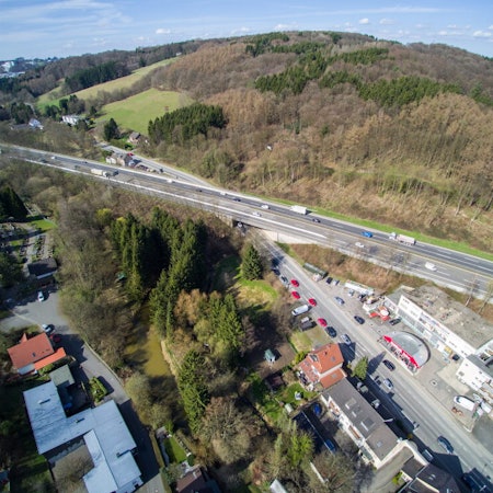 Am Ortseingang von Untereschbach führt die Brücke der A4 schräg über die Landstraße von Bensberg nach Overath.