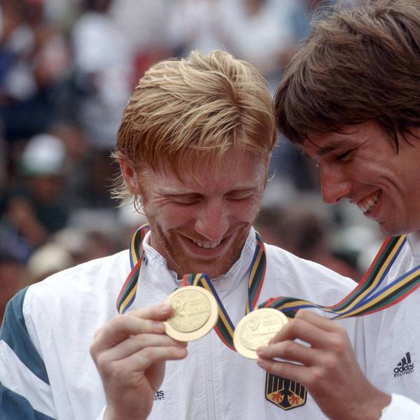 Boris Becker und Michael Stich mit ihren Goldmedaillen bei den Olympischen Spielen 1992 in Barcelona.