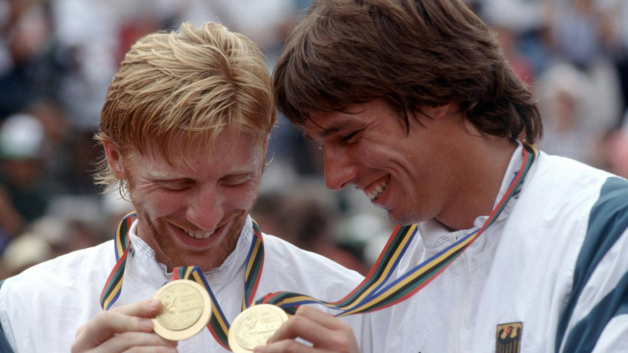 Boris Becker und Michael Stich mit ihren Goldmedaillen bei den Olympischen Spielen 1992 in Barcelona.