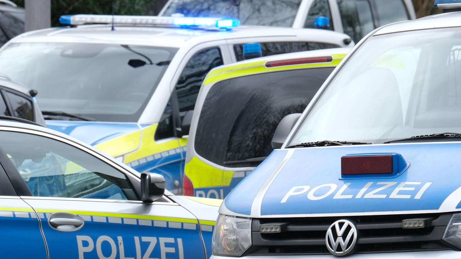 Symbolfoto mit mehreren Polizeifahrzeugen