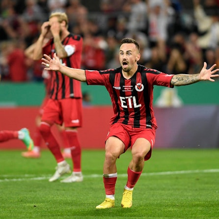 Handle reißt die Arme hoch