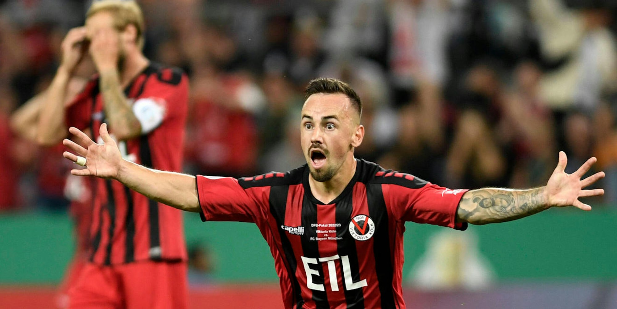 Handle reißt die Arme hoch