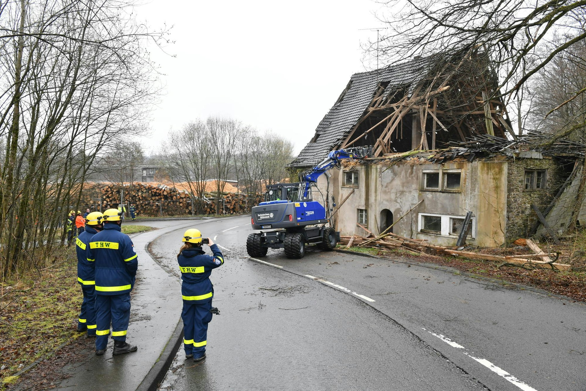 20220331_OWN_Abbruch+haus+schlieper+niederklüppelberg+durch+THW_OWL_7076-