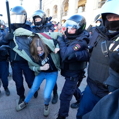 Demonstrantin St. Petersburg
