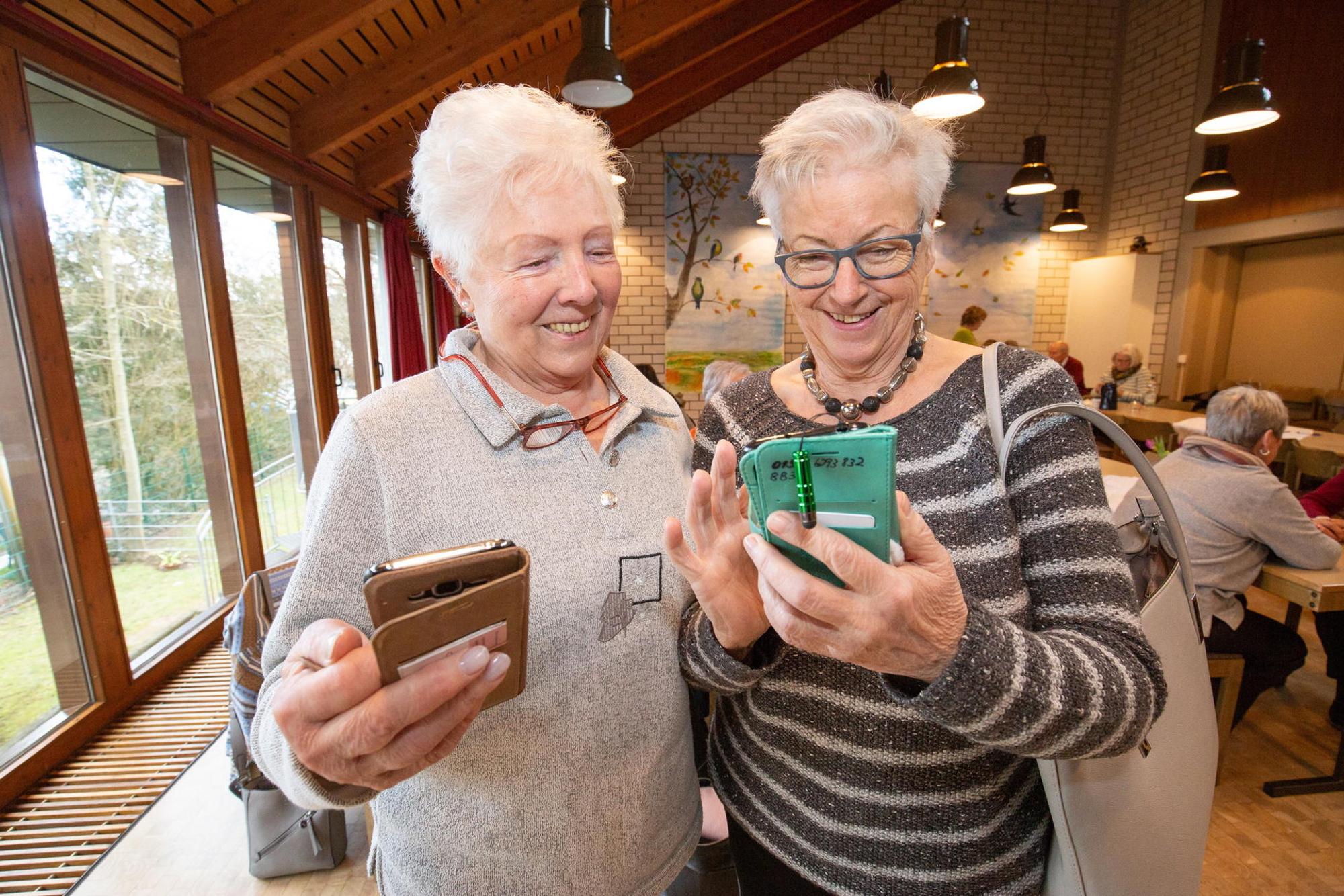 Senioren am Handy