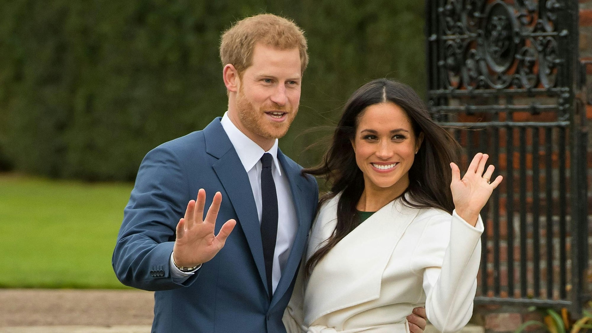 Harry und Meghan winken in die Kameras.