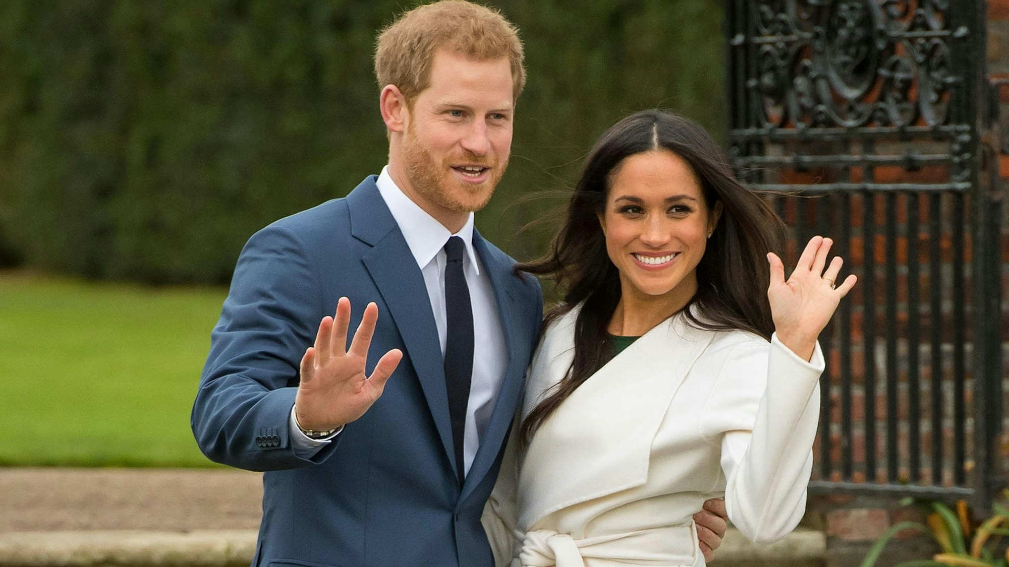 Prinz Harry und Herzogin Meghan winken.