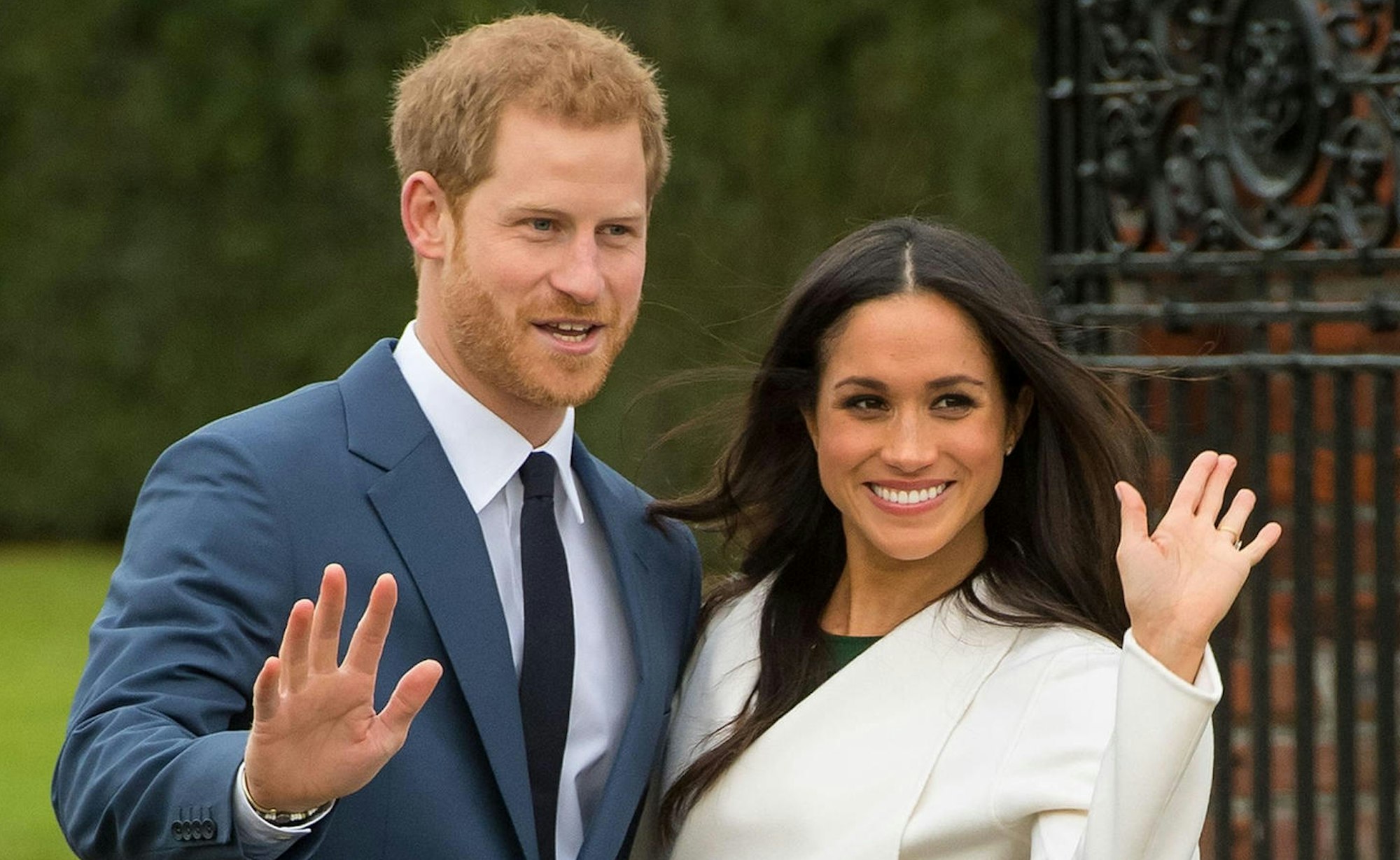 Prinz Harry und seine Frau Meghan Markle winken.