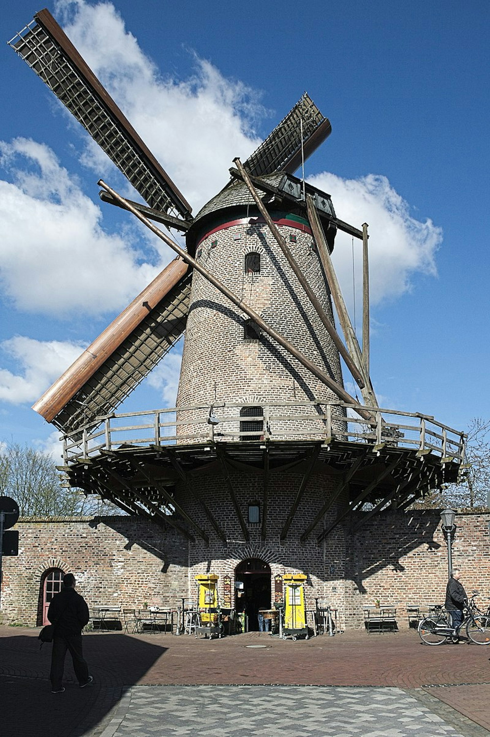 800px-2012-04-08_Mühle_Kriemhild_in_Xanten_(NRW)_01