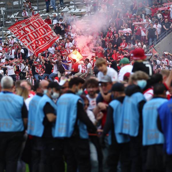 Jubelnde Fans Ordner