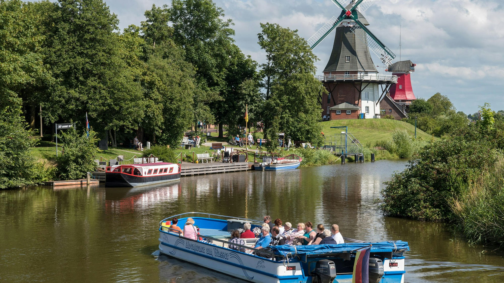 Ein Ausflugboot mit Urlaubern am Kanalanleger in Greetsiel.