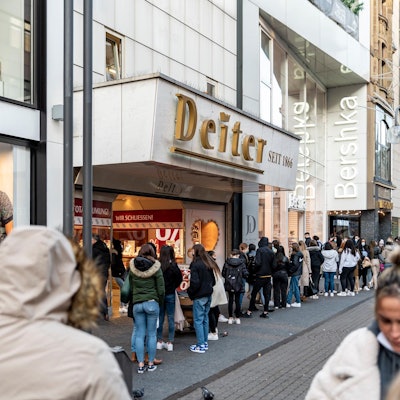 Schlange stehen Kölner Innenstad