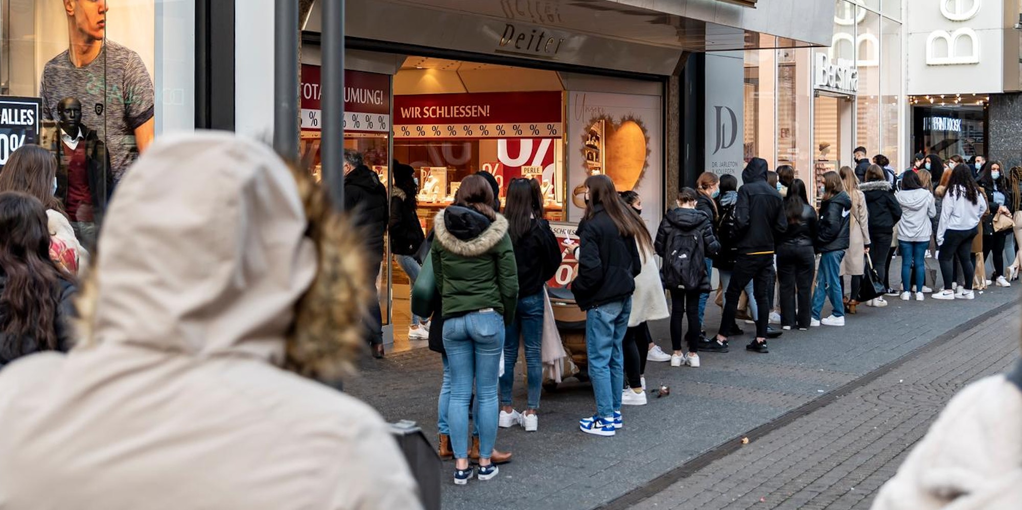 Schlange stehen Kölner Innenstad