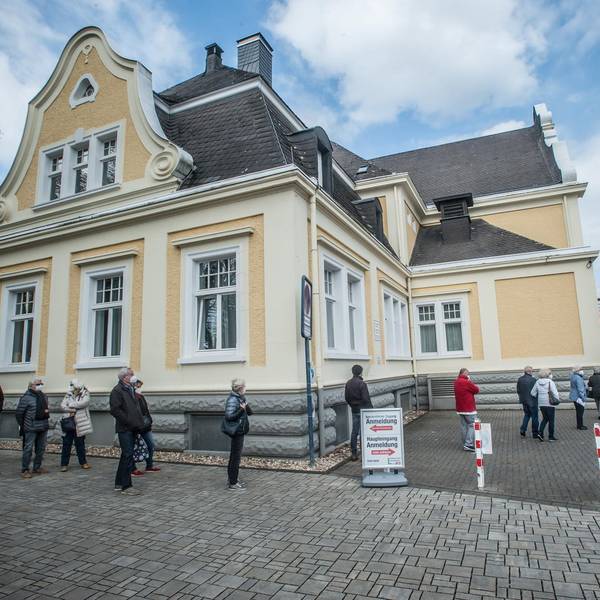 impfzentrum-schlange-LE-leverkusen08042021ALF_9885
