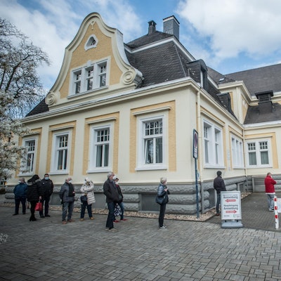 impfzentrum-schlange-LE-leverkusen08042021ALF_9885