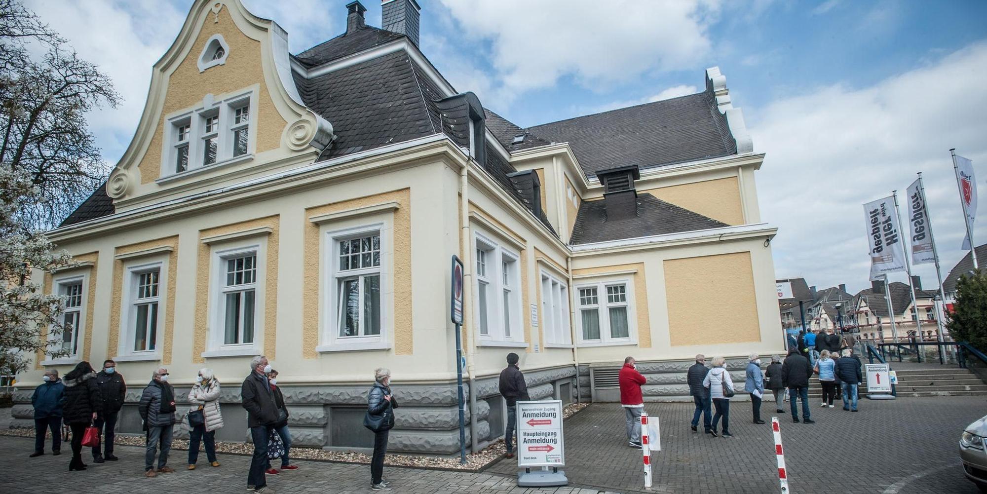 impfzentrum-schlange-LE-leverkusen08042021ALF_9885