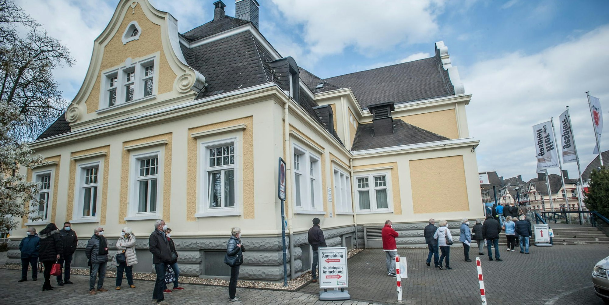 impfzentrum-schlange-LE-leverkusen08042021ALF_9885