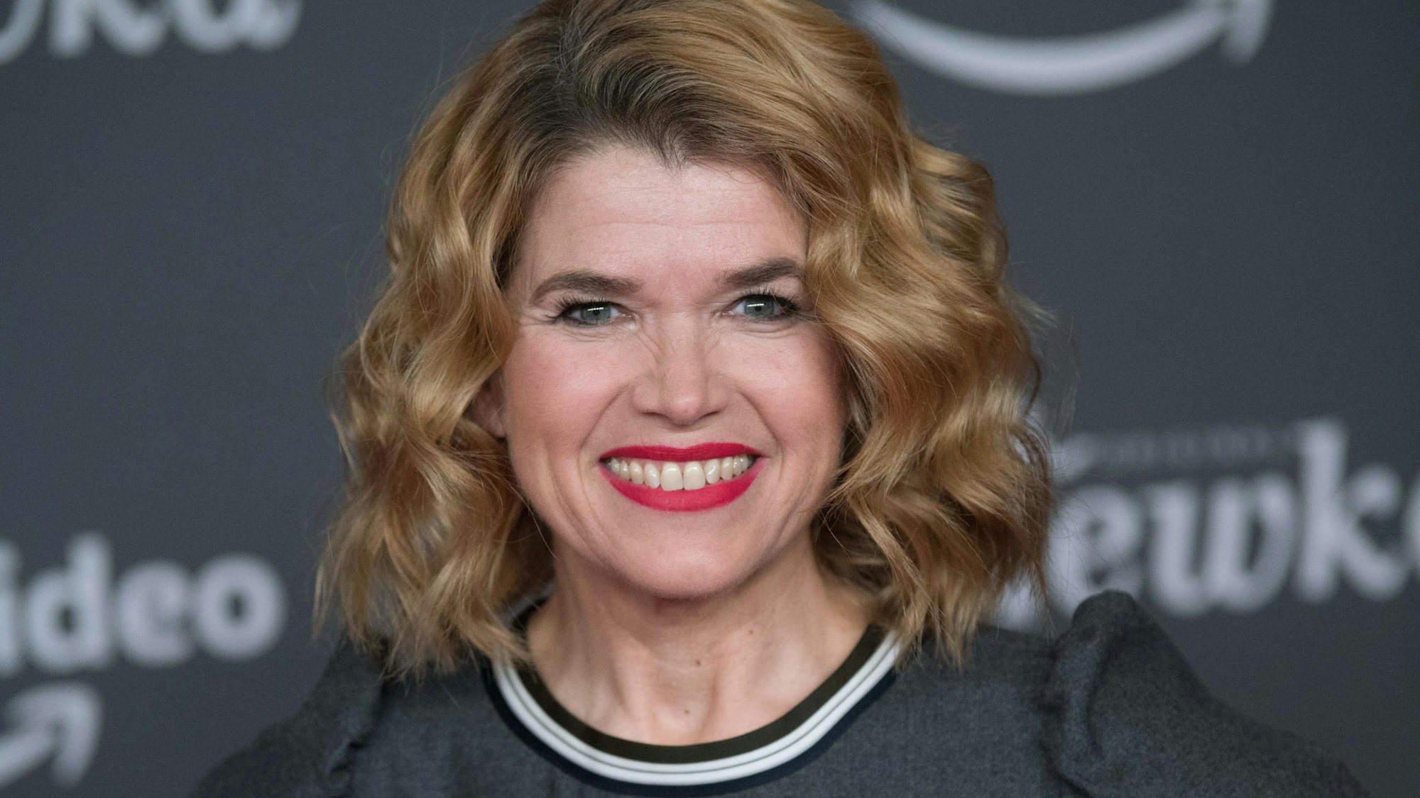 Anke Engelke strahlt in die Kamera.