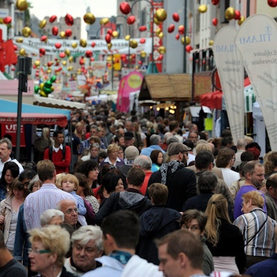 Die Straße beim „Dä längste Desch vun Kölle“ mit Buden und Menschen.