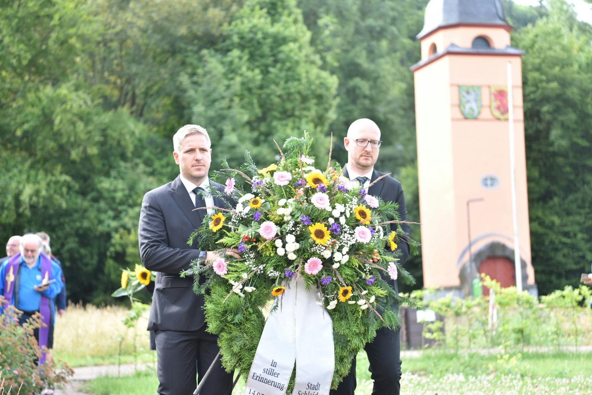 Markus Ramers und Ingo Pfennings tragen Trauerkranz