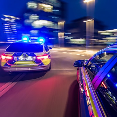 Funkstreifenwagen-Einsatzfahrt-Nacht-Fahrtrichtung-Blaulicht-01