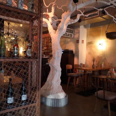 sünner stube innen mit baum