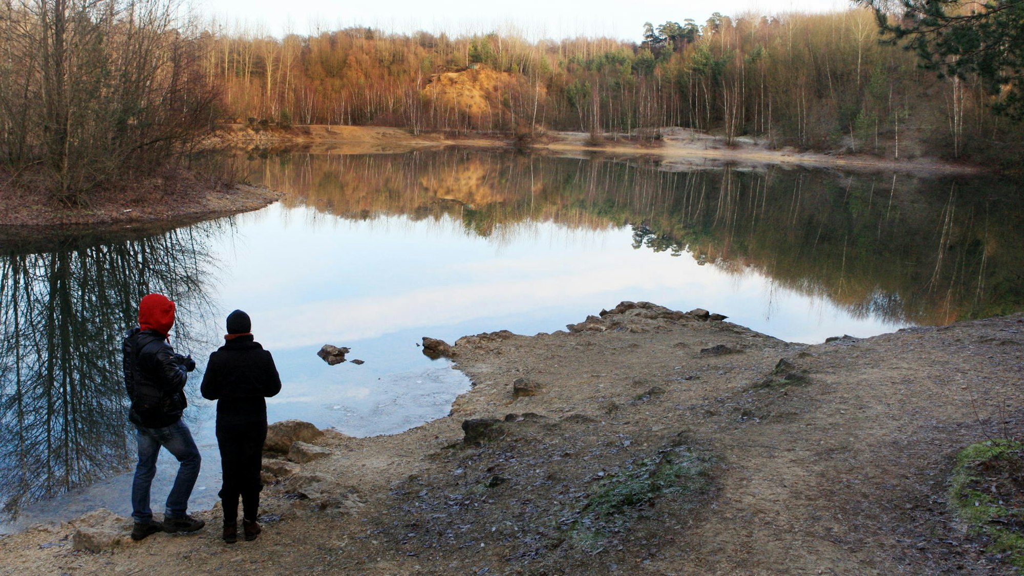 Zwei Menschen stehen an der Grube Cox.