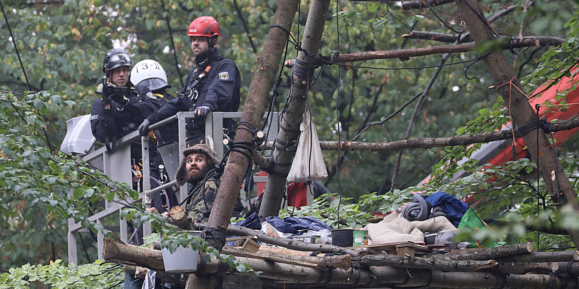 hambacher-forst-hoehenretter