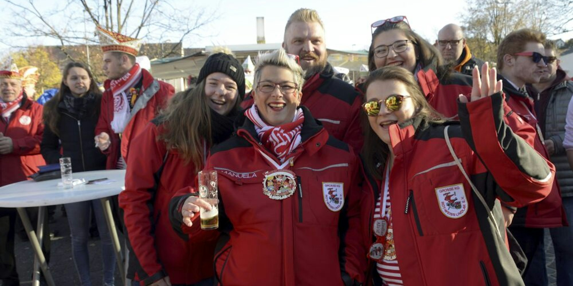 Auf dem Lindlarer Marktplatz feiern Jecken den Sessionsauftakt.