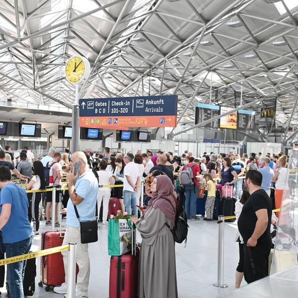 Reisende Flughafen Köln 300622