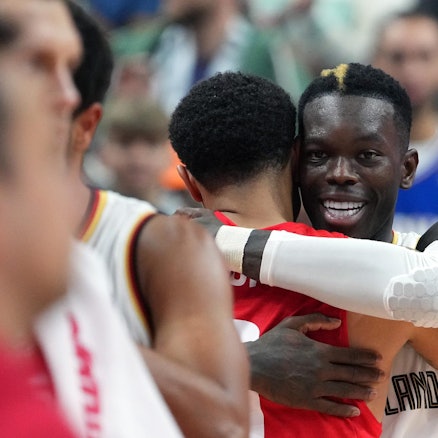 Dennis Schröder glücklich (1)