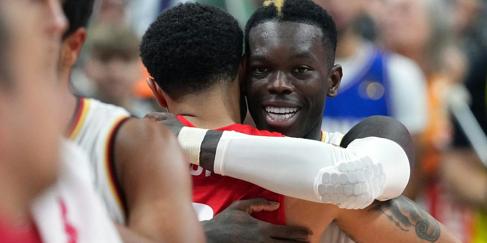 Dennis Schröder glücklich (1)