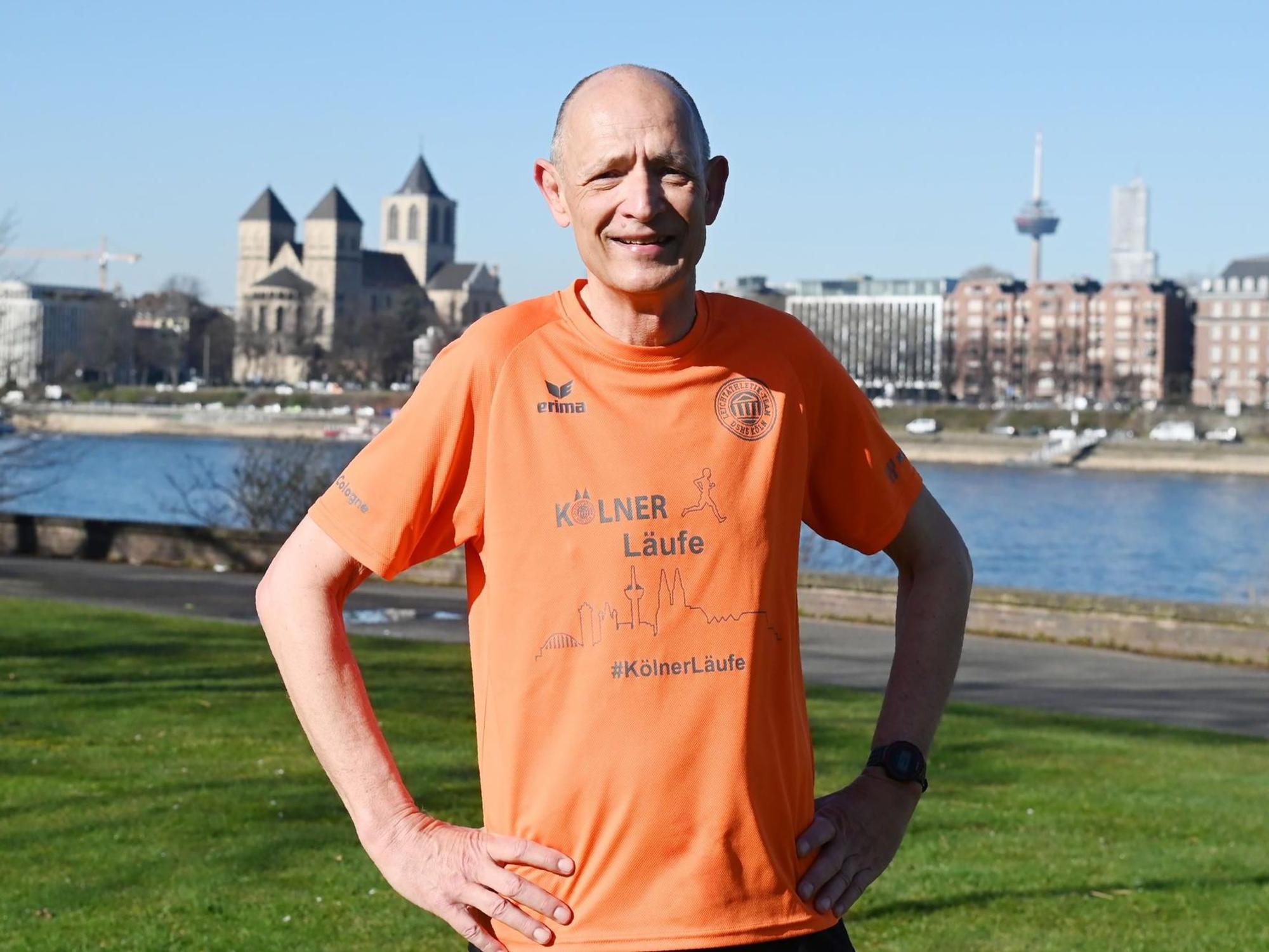Peter Berger steht am Rhein.