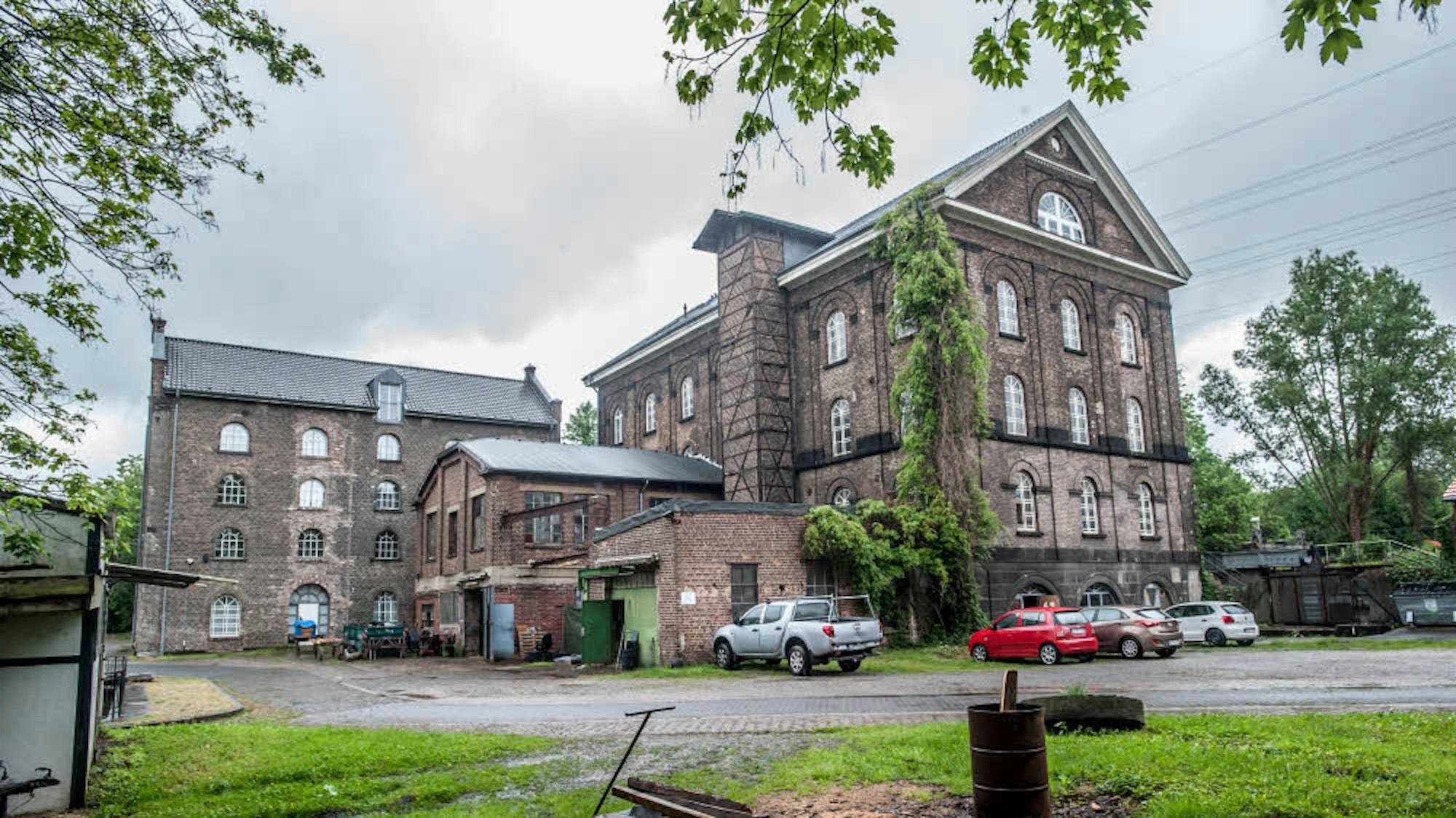 Die Backsteinmauern der Reuschenberger Mühle mit ihren Rundbogenfenstern ist eine Rarität im Industriebereich.